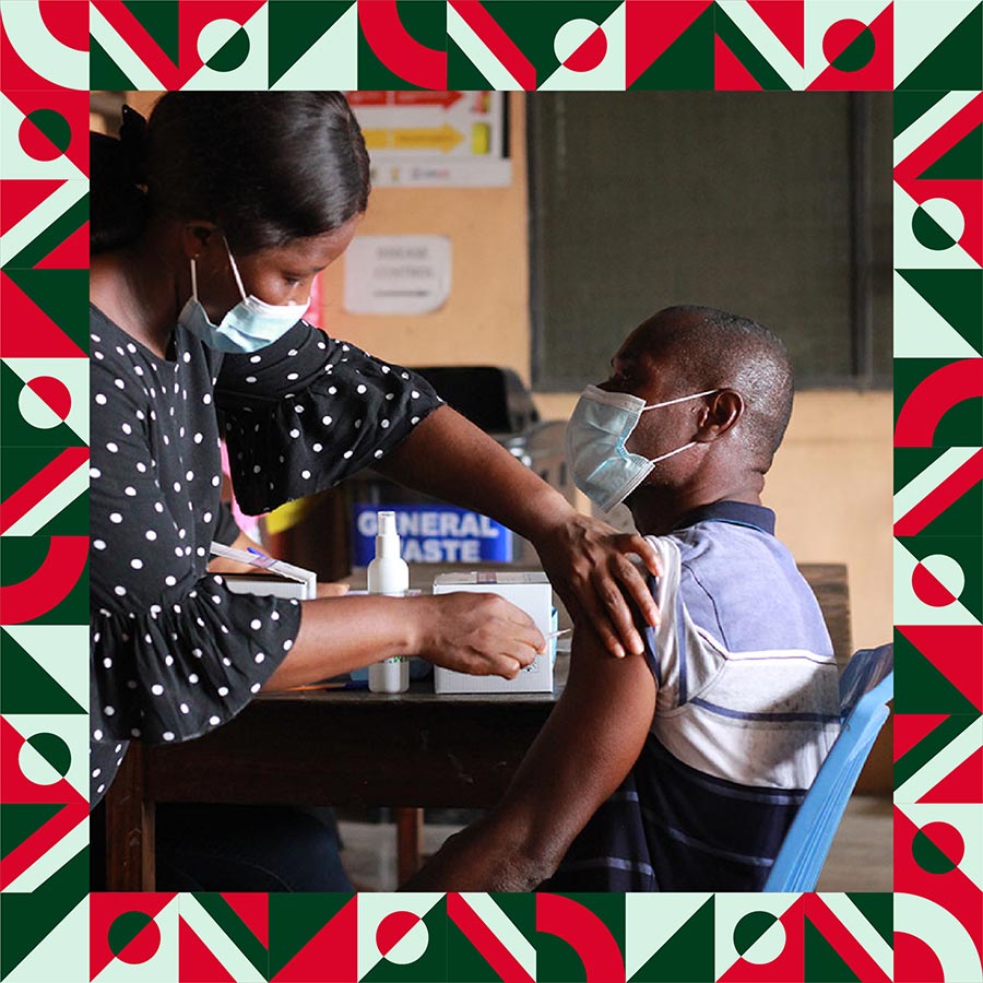 Nurse administering vaccine to middle-aged man. Gavi/2021/Jeffrey Atsuson