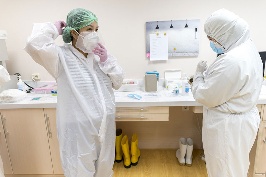 Hospital workers prepare for work during the COVID-19 pandemic in Indonesia. Image by ILO/F. Latief (CC BY-NC-ND 2.0).