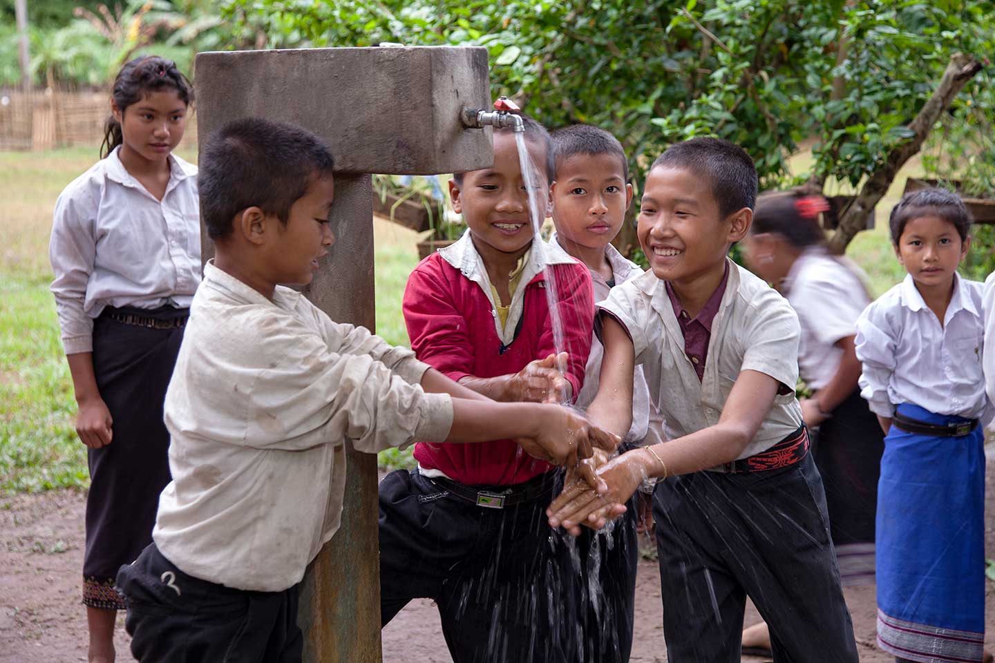 Children at a primary school in the Laos province of Oudomxay washing their hands. A global report has found that three in ten people are unable to do this in their homes. Copyright: Bart Verweij / World Bank, (CC BY-NC-ND 2.0).
