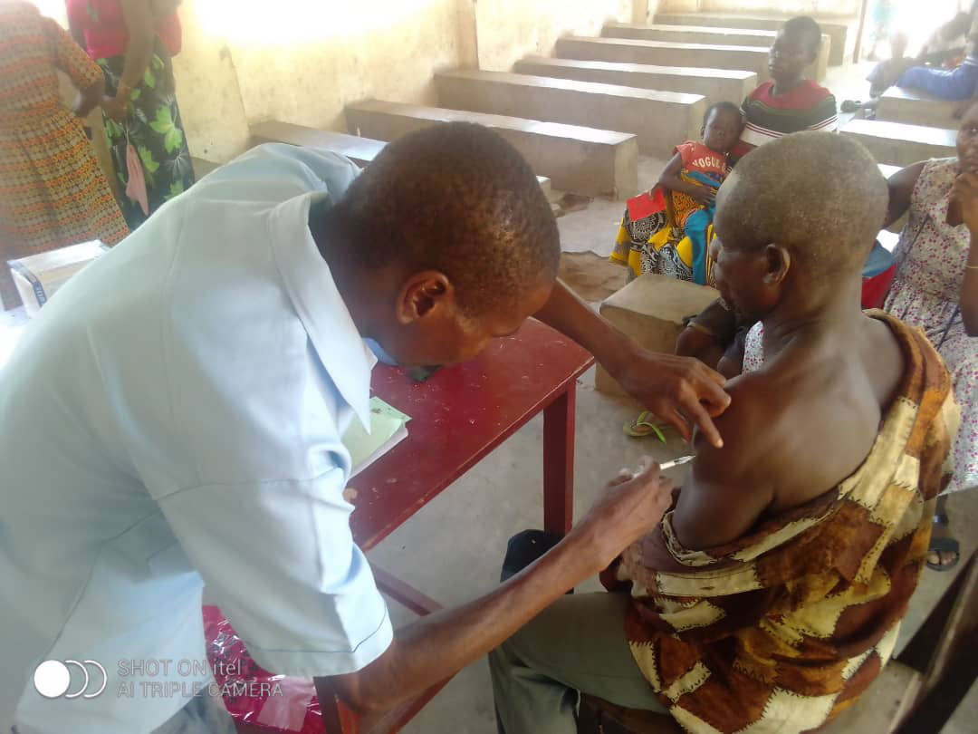 An HSA administers COVID-19 vaccine to the elderly picture credit Chikwawa DHO