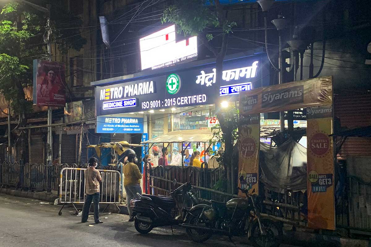Customers line up in front of a pharmacy in May 2020 in Kolkata. A new study reports that there was a boost in antibiotics sales in India in 2020. Copyright: Indrajit Das, (CC BY-SA 4.0). This image has been cropped.