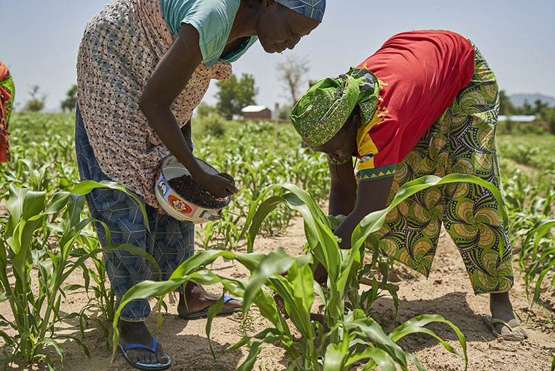 Two women farming in the Marua region – Photographer credit: Gavi/2020/Christophe Da Silva