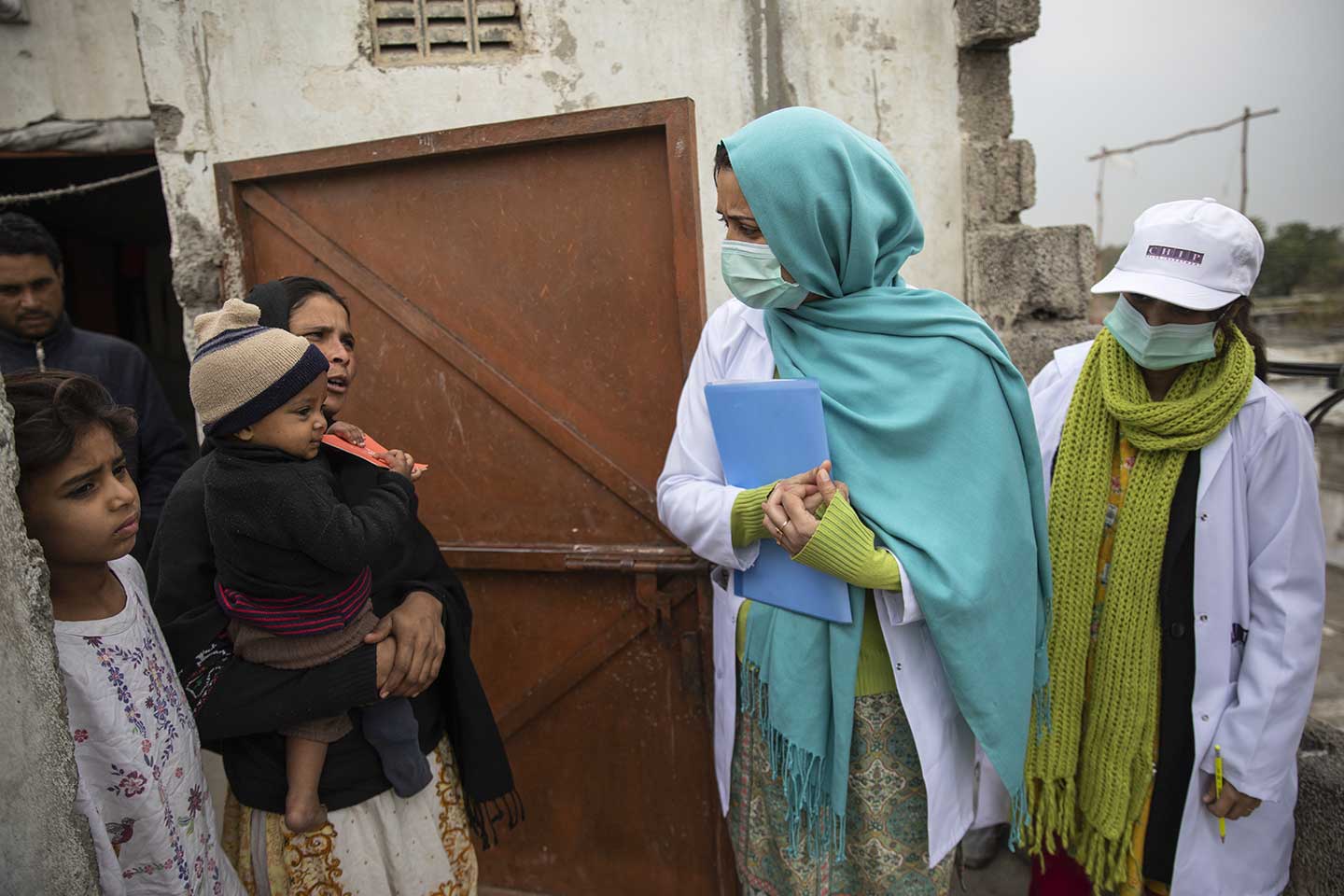 Sadaf Fareed, talking to Nasreen, mother of Fakhra (zero-doze child) and inquiring about the vaccination of her daughter who have not vaccinated yet in the slum in Islamabad.  Credit: Gavi/2020/Asad Zaidi