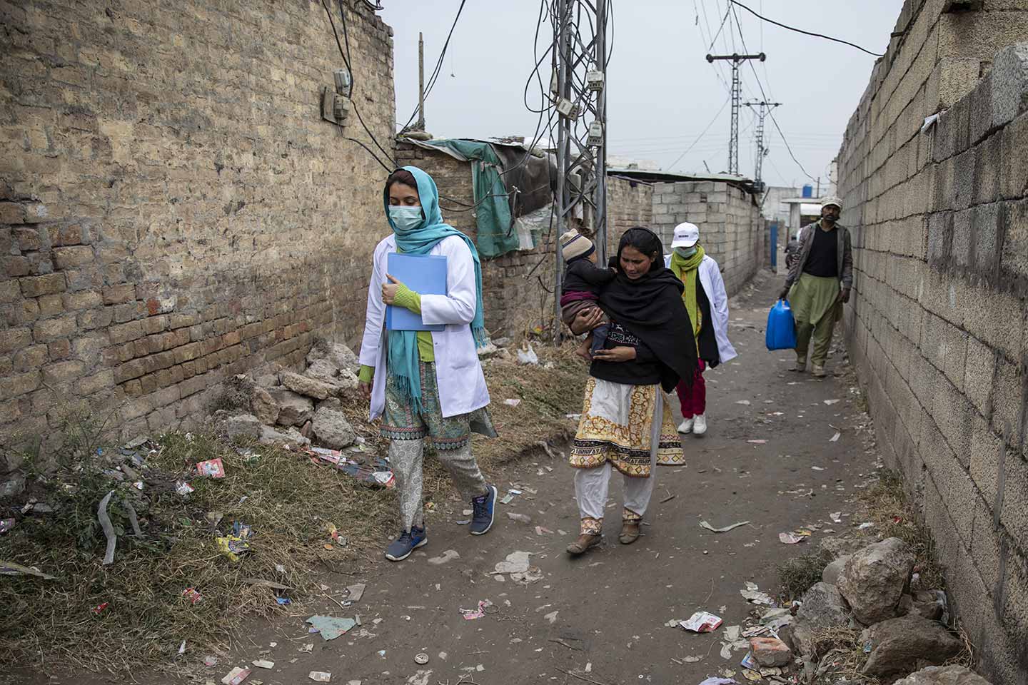 Sadaf Fareed, taking Nasreen, mother of Fakhra, (zero-doze child) to the vaccination centre to get her daughter vaccinated.  Credit: Gavi/2020/Asad Zaidi