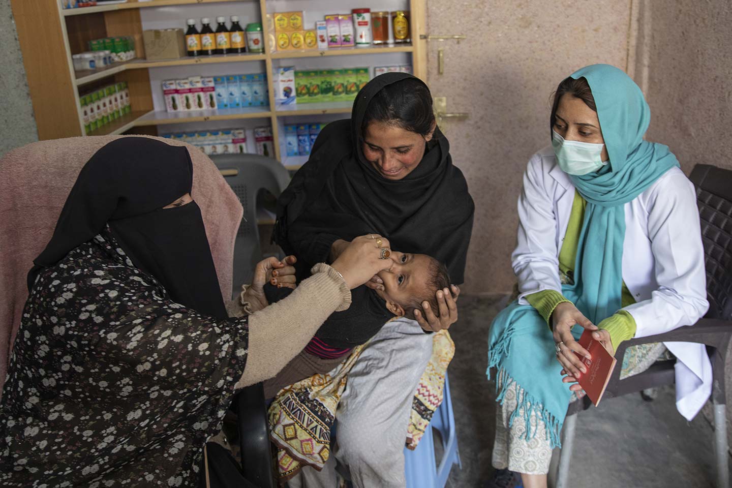 Fakhra, a female vaccinator, vaccinates Fakhra (zero-doze child) against polio during at the vaccination center in slums in Islamabad. Credit: Credit: Gavi/2020/Asad Zaidi 