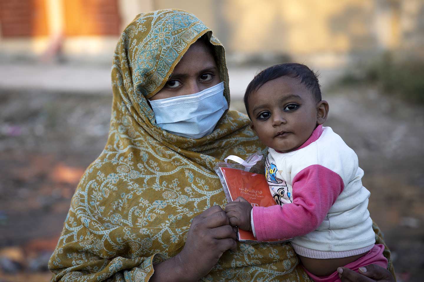 A mother with her child who are resident in a slum in Islamabad.  Credit: Gavi/2020/Asad Zaidi 