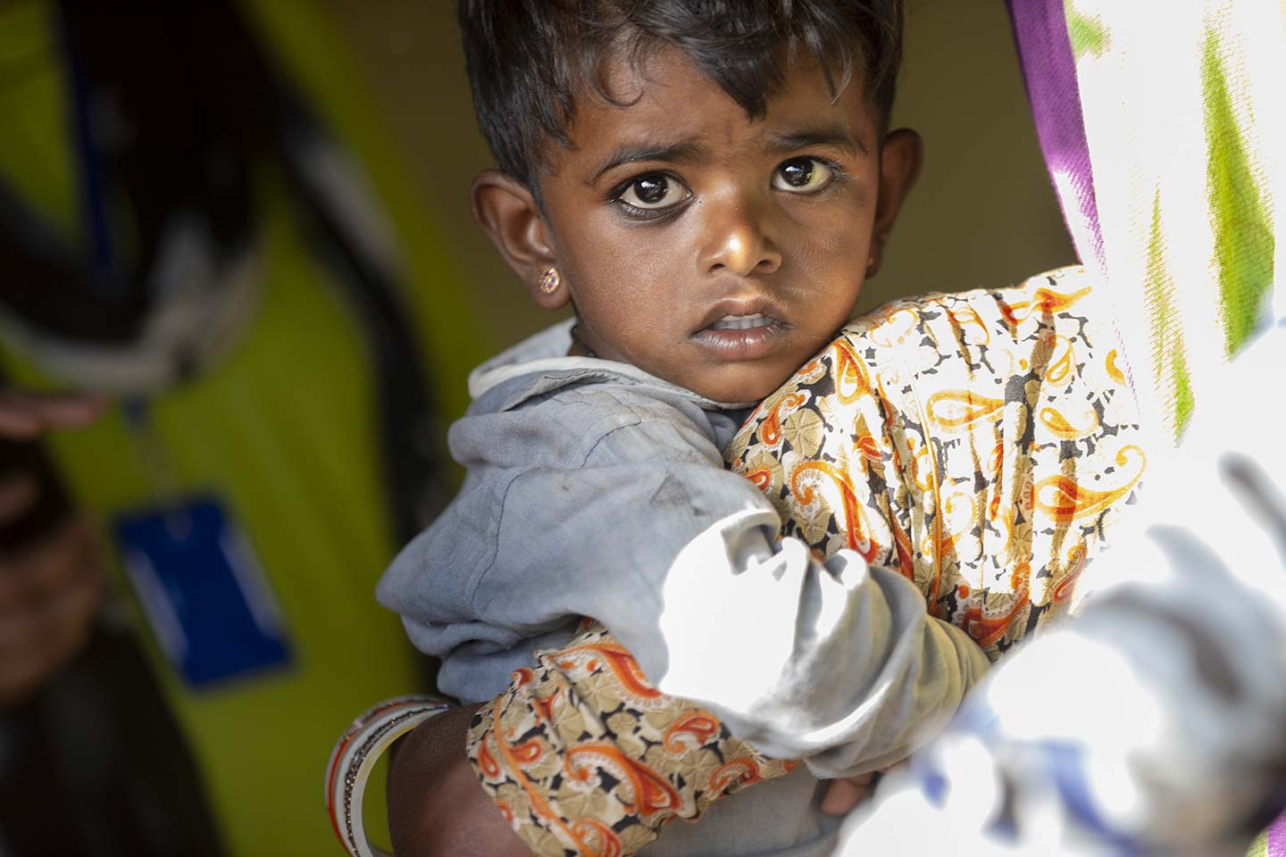 Morkhi, 30 yrs, old with her son Deva who is 3yrs young, LODOR Family, Bikaner, Rajasthan, India – Credit: Benedikt v.Loebell