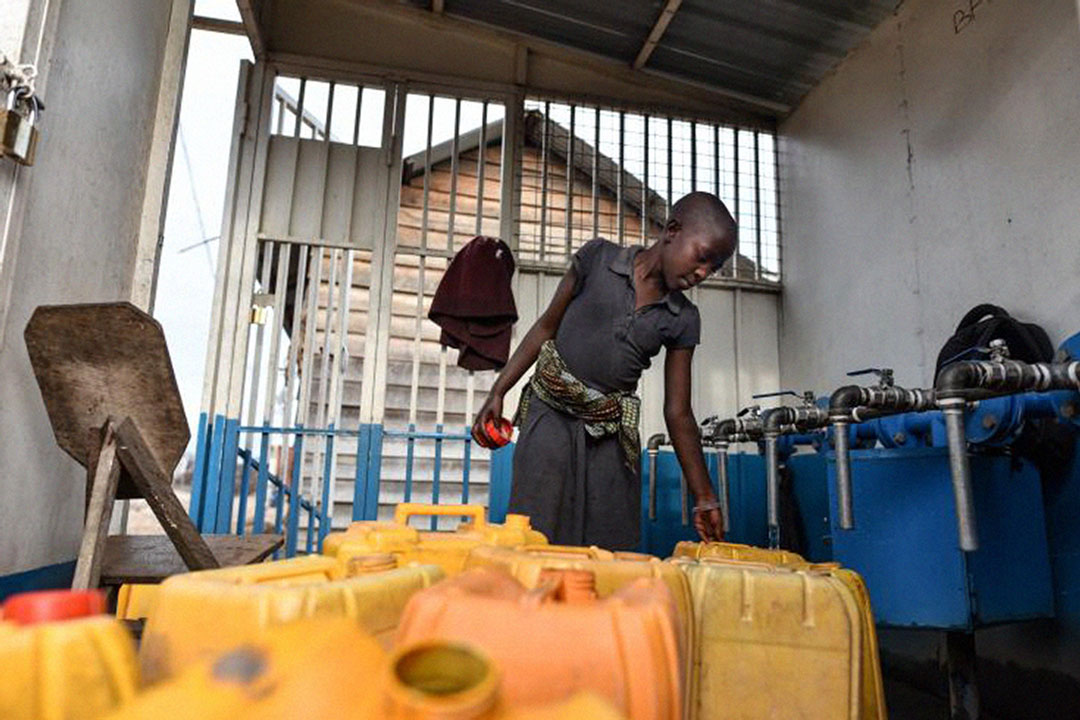 A girl gathers water at a fountain that is now working again thanks to a bypass pipe in Goma, DRC. Credit: UNICEF