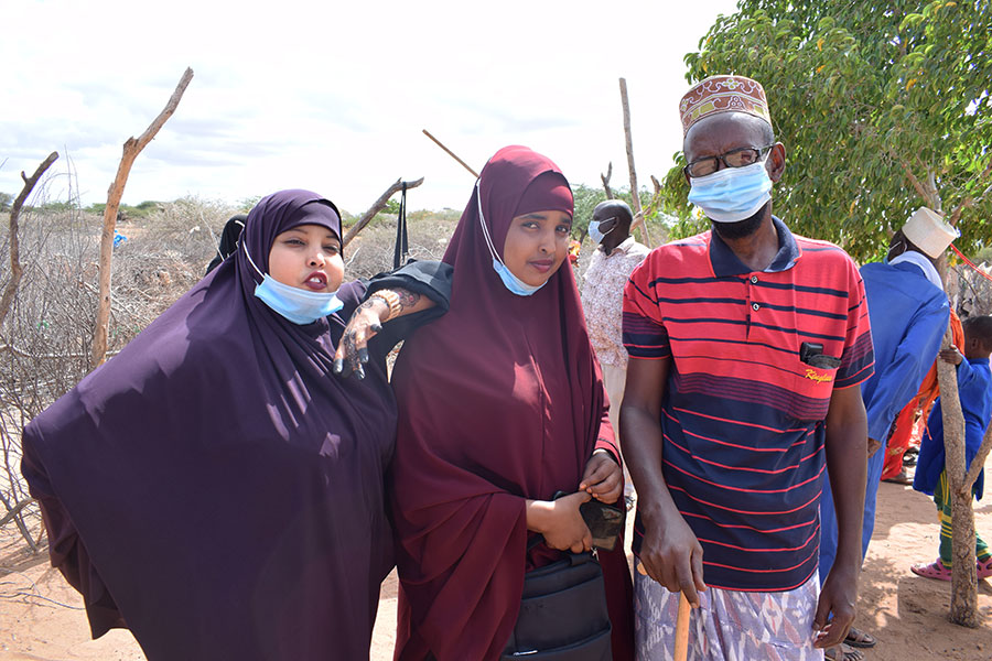 Les influenceuses Khadija Maalim et Amina Abdi avec un ancien du village, invité à participer aux vidéos pour atteindre les groupes conservateurs.