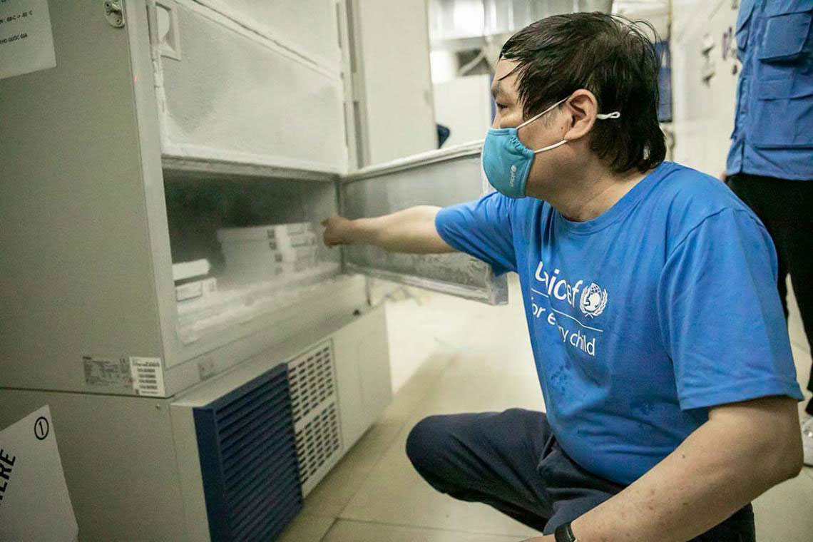 @UNICEF/UN0507901/Viet Hung – Ultra-cold chain freezers were recently delivered to Vietnam capable of storing vaccines at -70 degrees Celsius. This bolsters national capacity to roll-out COVID-19 vaccines requiring ultra-cold storage.