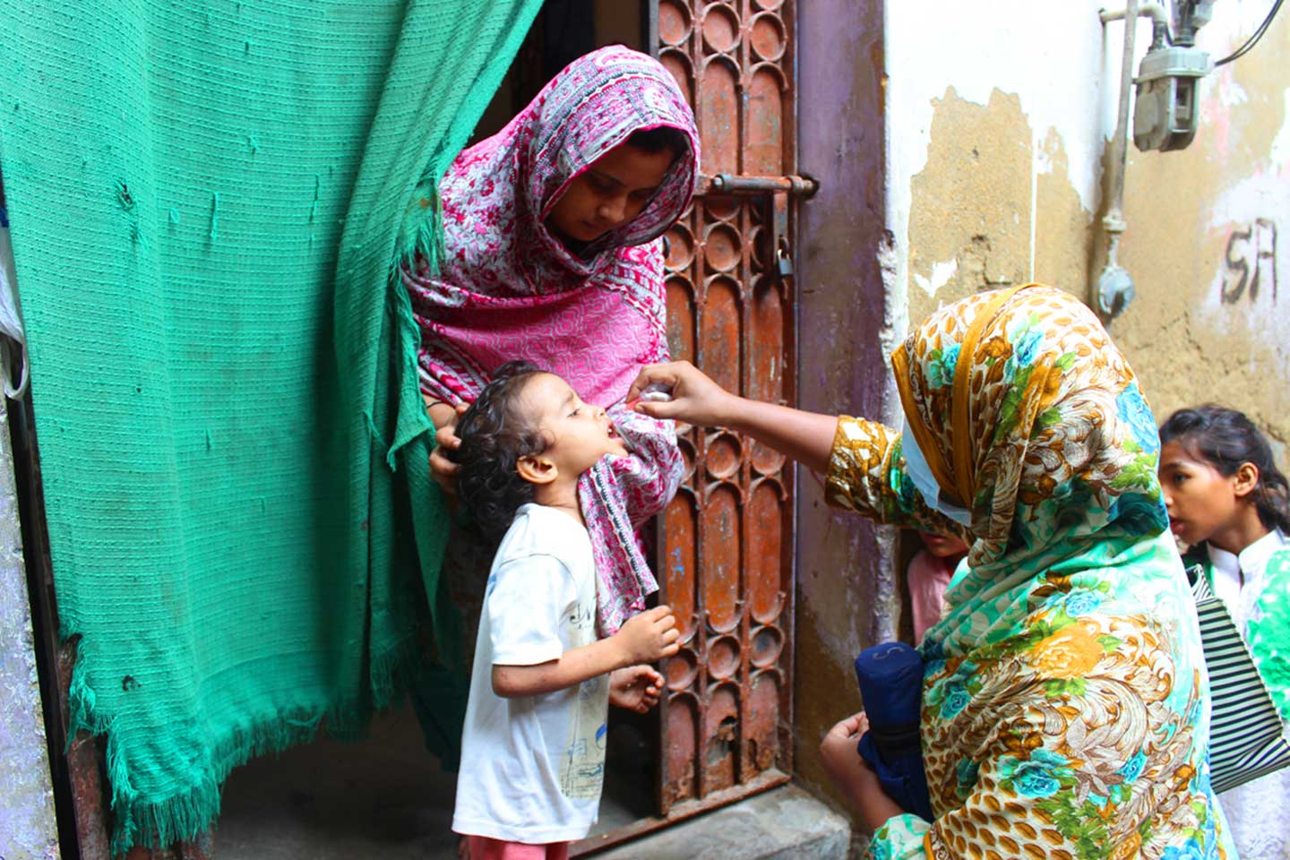 Health worker Saira Faisal vaccinates a child against polio in Saddar town, Karachi, in August 2020. ©UNICEF/Pakistan