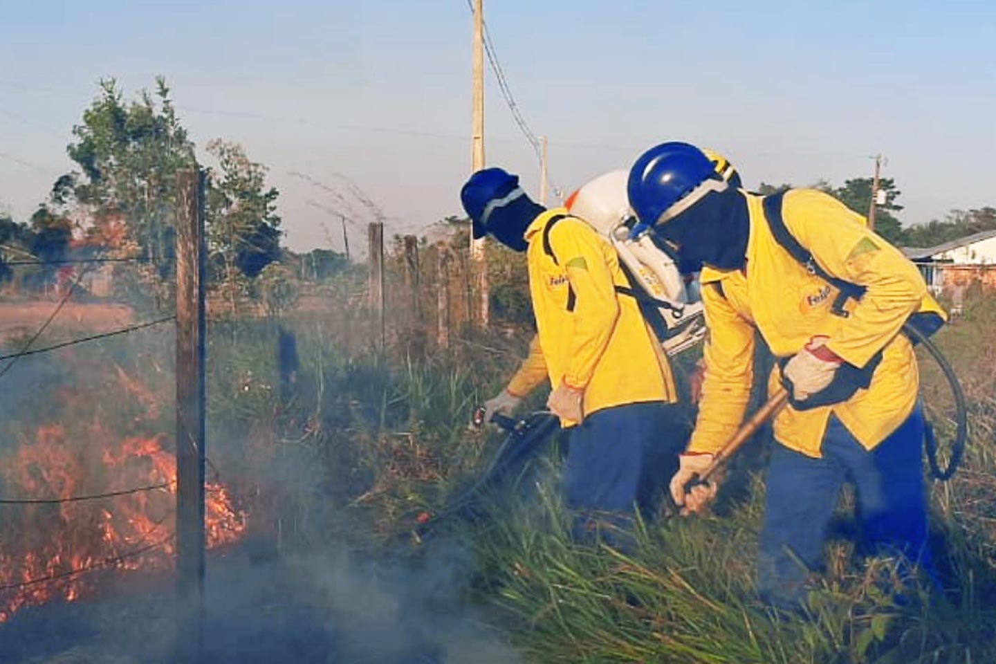 Firefighters in Acre by Auricelio Dantas de Souza and Antônio Maycon Almeida dos Santo.