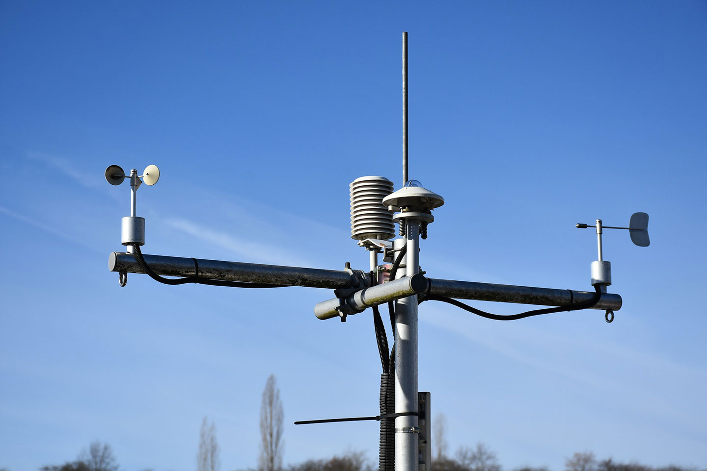 An anemometer. Copyright: Image by RitaE from Pixabay