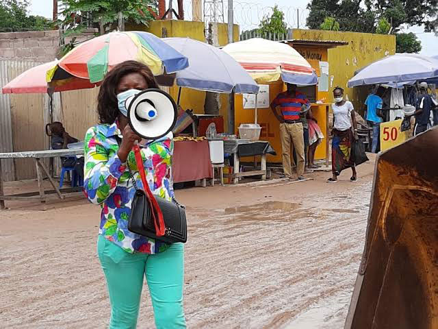 Anabelle Miemoukanda, a town crier at work in Pointe-Noire. Credit: Elayne Shani