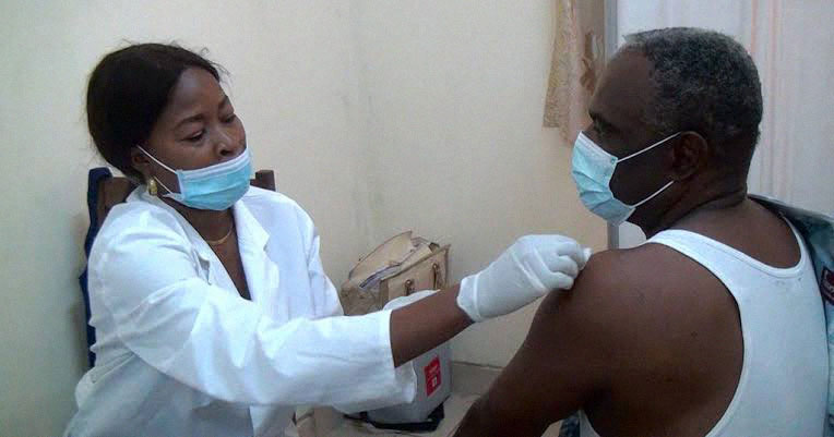 A Congolese man gets his COVID-19 jab at a vaccination site in La Ville, Pointe-Noire. Credit: Victor Muisyo
