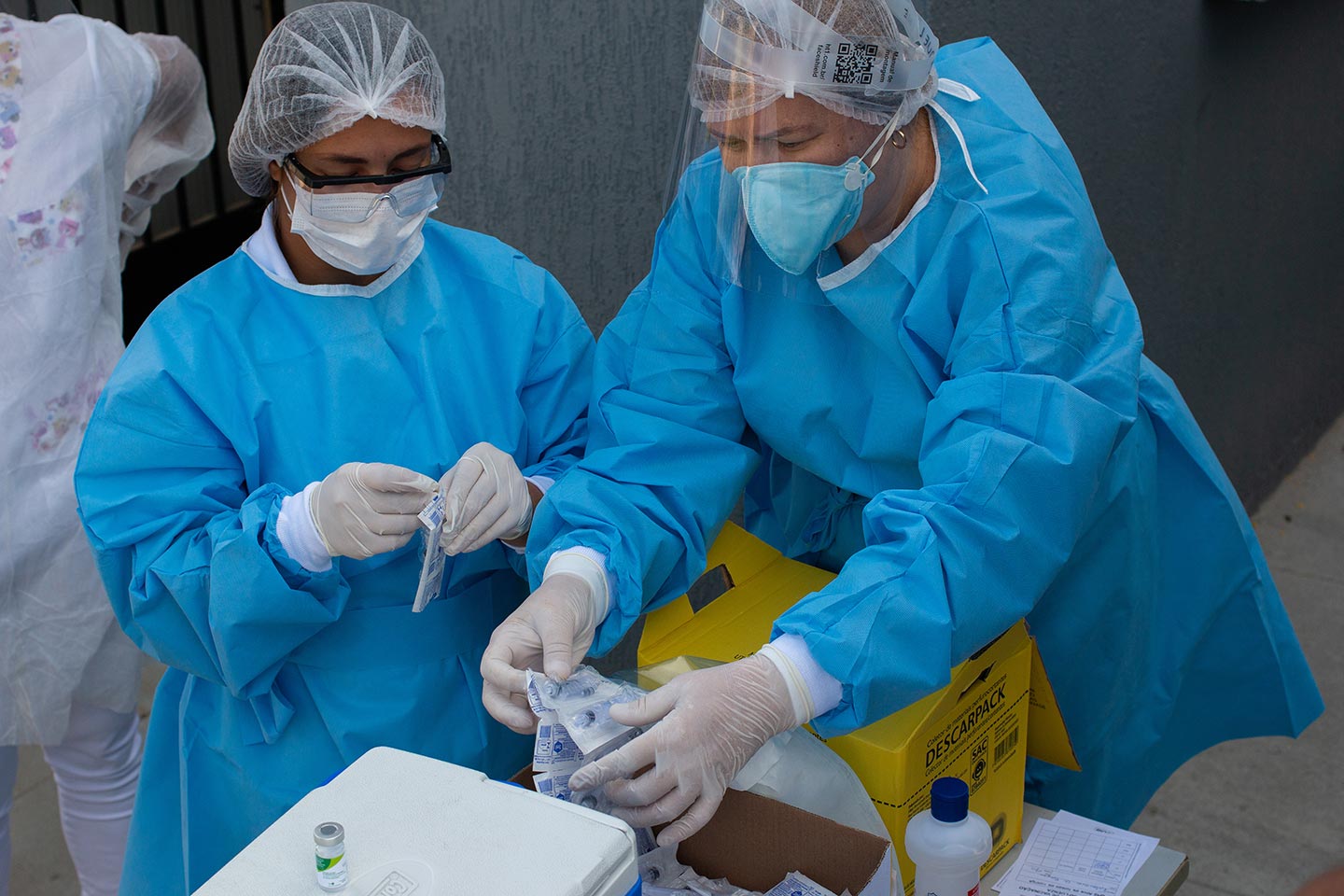 Vaccination against the H1N1 Influenza virus at the Ceasa Detran Post, In Rio de Janeiro city. Action aimed at truckers and people with chronic diseases.