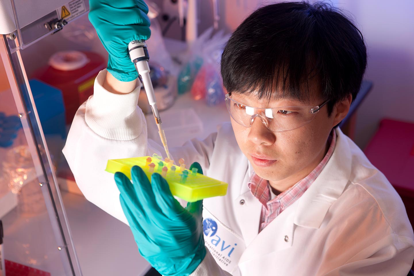 A scientist working in the design and development lab of the International AIDS Vaccine Initiative in 2011. Clinical trials for an mRNA vaccine against HIV have started Copyright: AIDSVaccine, (CC BY-NC-ND 2.0).