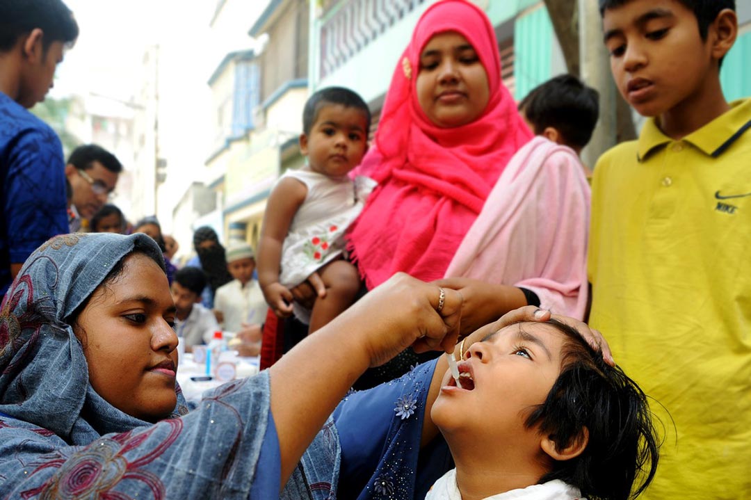 A-vacciantor-feeding-OCV-at-a-vaccination-camp-Credit-icddr-b_h1.jpg A-vacciantor-feeding-OCV-at-a-vaccination-camp-Credit-icddr-b_h1.jpg