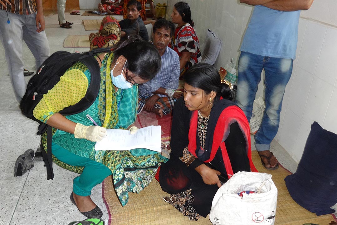 A doctor interviews a patient during a cholera outbreak in Chuadanga in Bangladesh. Copyright: CDC Global (CC BY 2.0). This image has been cropped.