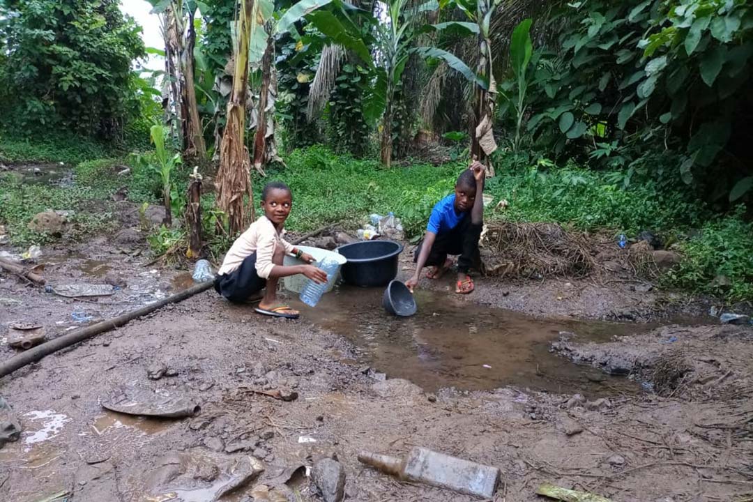 Des enfants du quartier de Bomaka à Buea, dans le sud-ouest du Cameroun, puisent de l'eau à une source. Crédit photo: Njodzeka Danhatu
