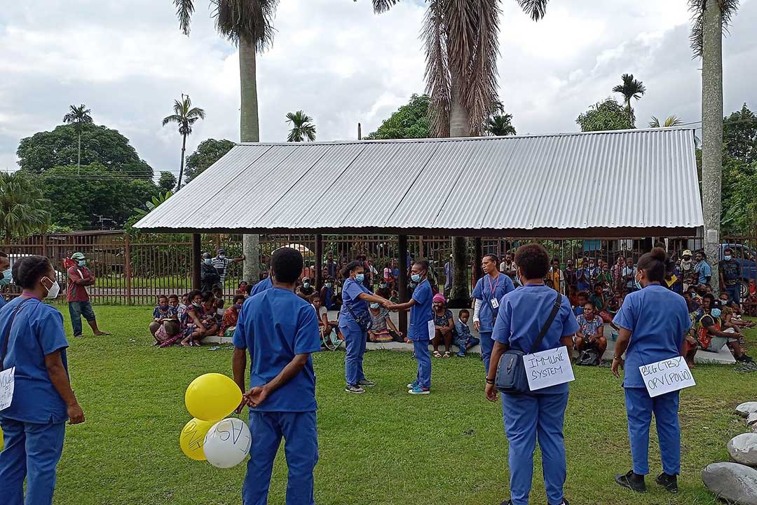 Health workers put on a special theatre show to emphasise the importance of measles-rubella vaccines. Credit: Buimo Clinic, Miriam Key