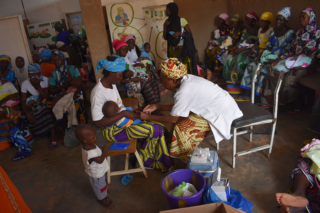 Au centre de santé du secteur 6 de Kaya, des dizaines d’enfants reçoivent leur première dose de vaccin tous les jour. Crédit : Abdel Aziz Nabaloum