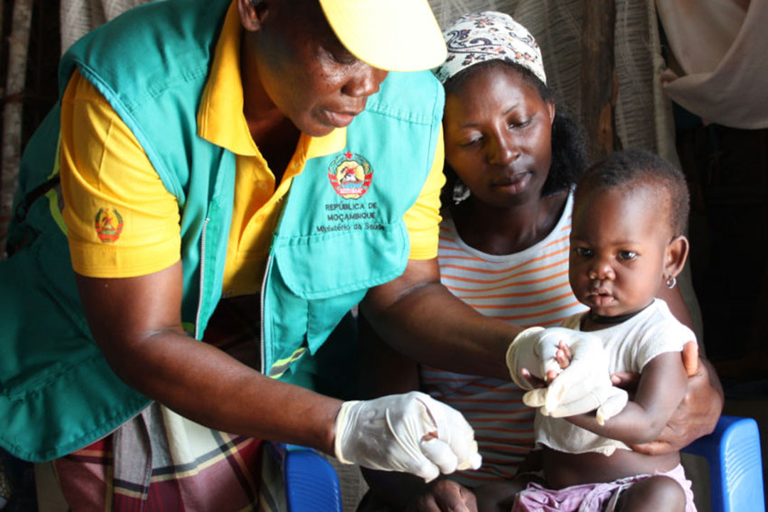 Un enfant et sa mère bénéficient d’un test de dépistage du paludisme au Mozambique. Les scientifiques effectuent des recherches sur la sûreté et l’efficacité des vaccins ARNm contre le paludisme. Crédit : Avec la permission de Malaria Consortium.