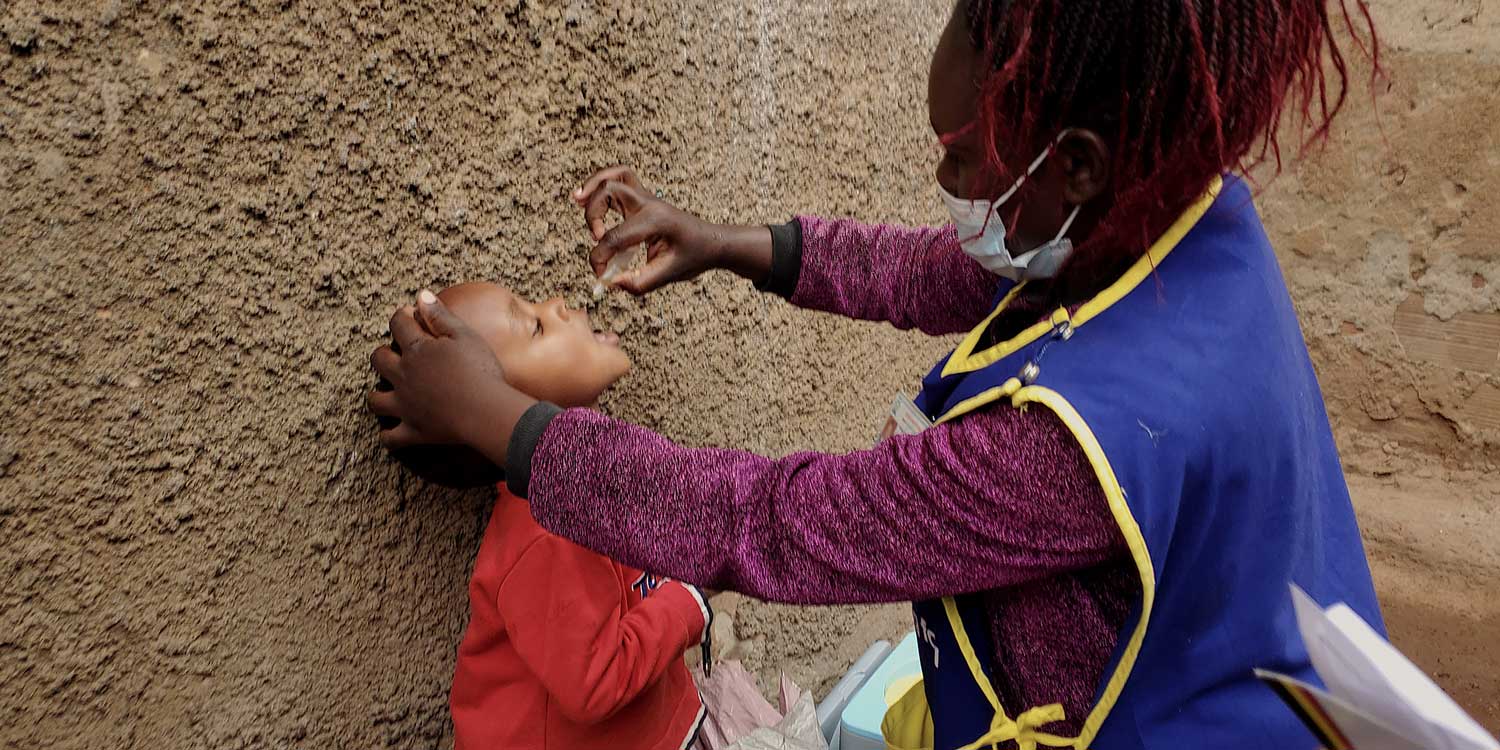 Enfant recevant un vaccin oral contre la polio.