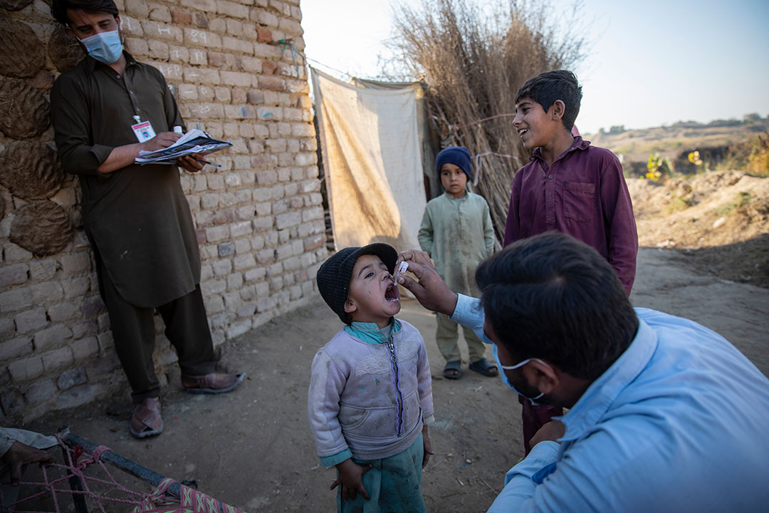 A health worker administering polio drops to a child during nationwide door to door campaign in UC Jalala in Texila, Pakistan. Gavi/2020/Asad Zaidi