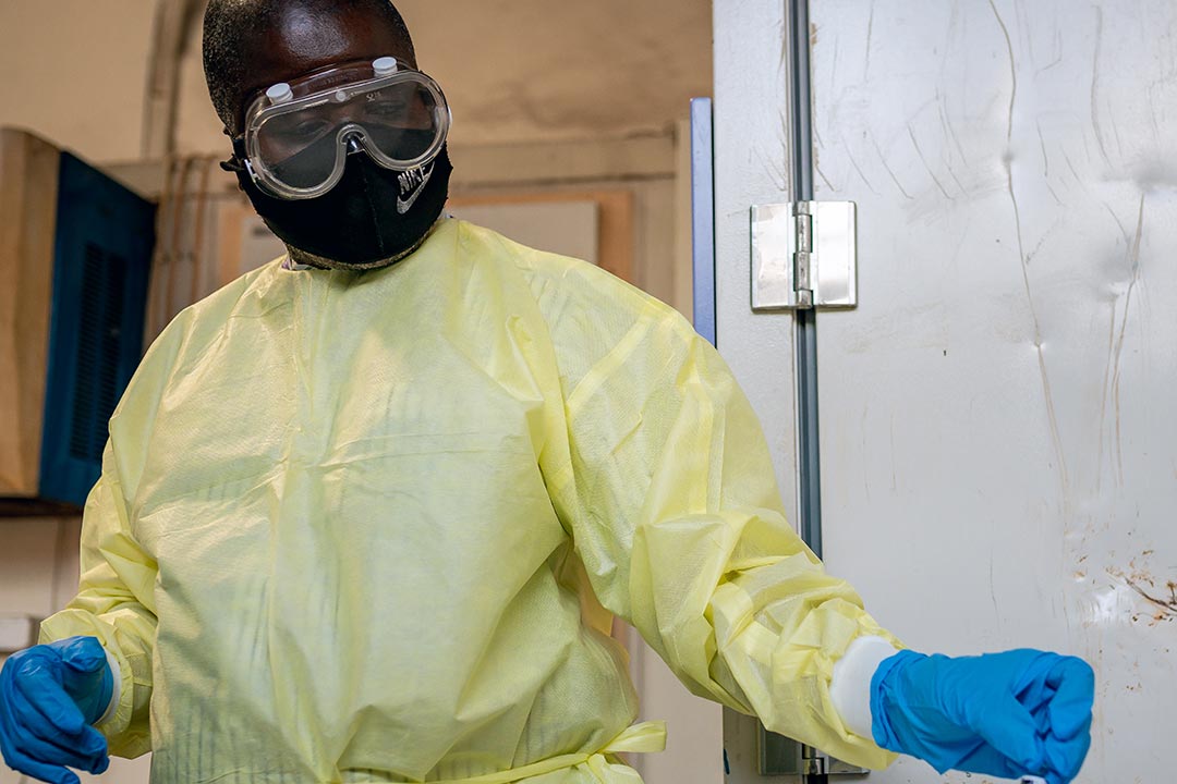 A health worker in protective clothes in DRC. Credit: Gavi/2021
