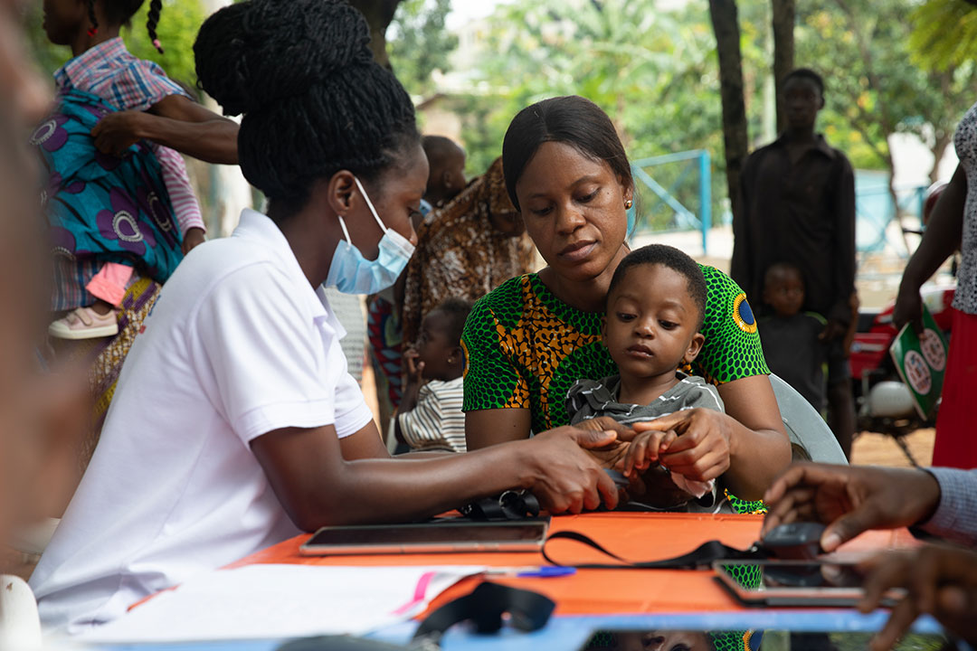 Biometric identification of a child is collected into a new computerised database during a community health check-up and vaccination in Akosombo in the Eastern Region, Ghana. Gavi/2022/Nipah Dennis