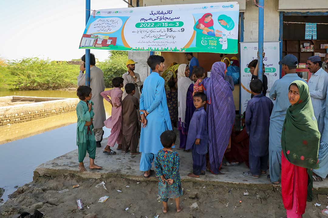 Families outside a vaccination center in flooded Pakistan. Credit: Gavi/2022/Asad Zaidi