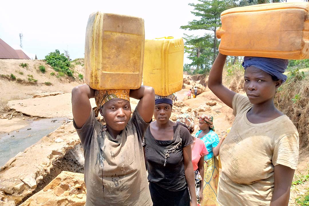 Dans la commune Mutimbuzi dans la province de Bujumbura, les aides-maçons vivent dans des conditions précaires et font face à de nombreux obstacles pour accéder à la vaccination. Crédit : Diane Ndonse