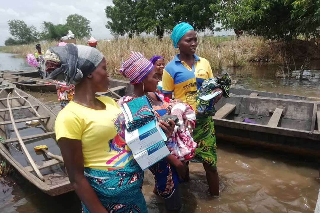 Pendant la saison des crues, l’accès aux services de vaccination est un immense défi pour les communautés lacustres du sud du Bénin. Crédit : Marie-Louise Bidias