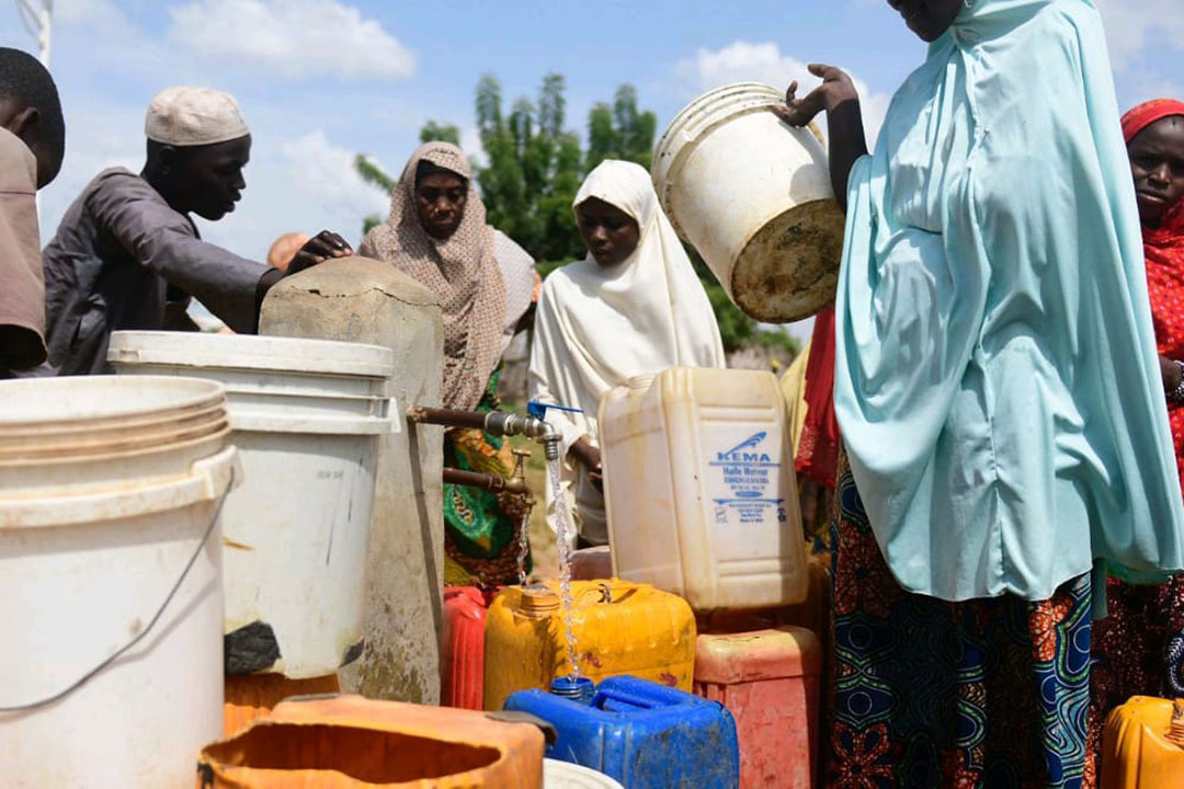 Des familles font la queue pour puiser de l'eau au camp de réfugiés de Minawao, dans le nord du Cameroun (Crédit : HCR/ Helen Ngoh)