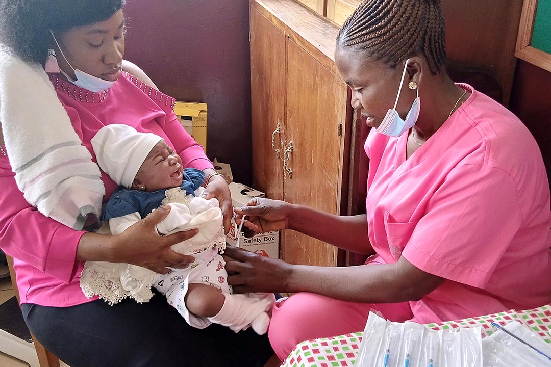 Charlotte a emmené son bébé se faire vacciner contre la poliomyélite à l'hôpital baptiste Etoug-Ebe de Yaoundé. Crédit : Nalova Akua