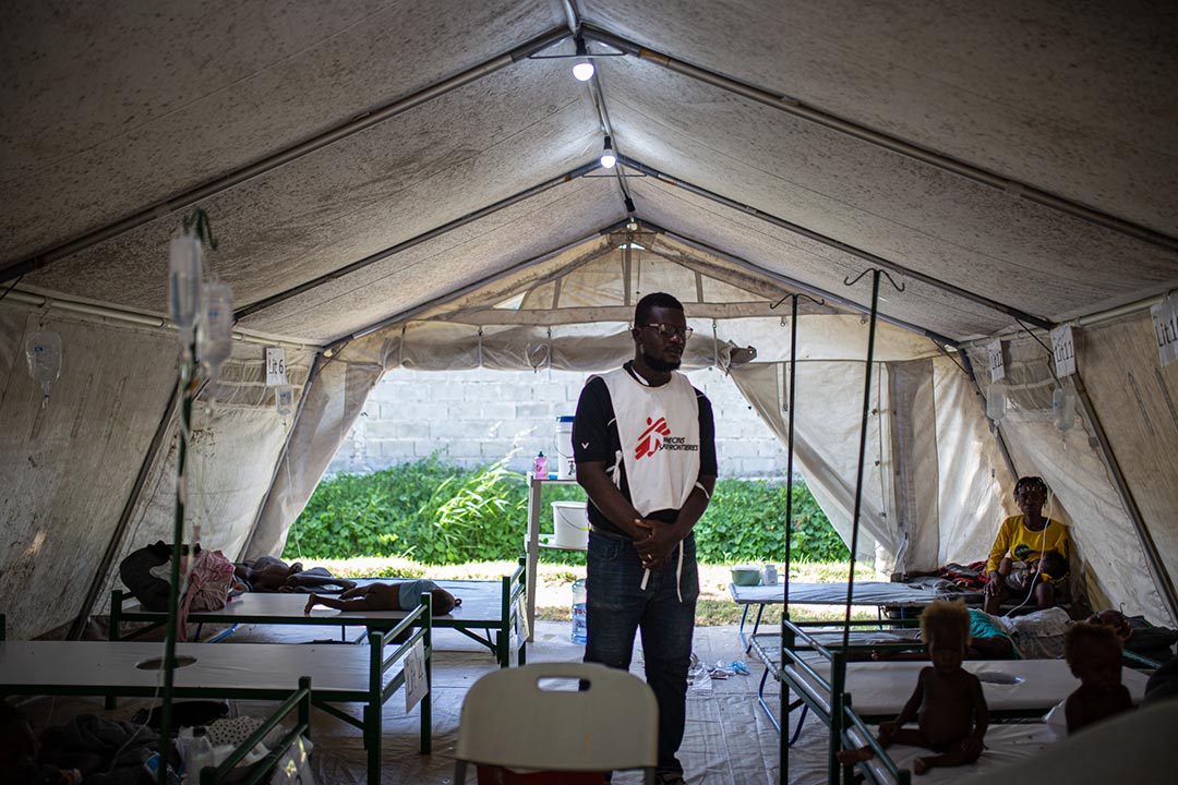 Un travailleur de santé à Cité Soleil, touchée par l'épidémie de choléra. Crédit : Alexandre Marcou/ MSF