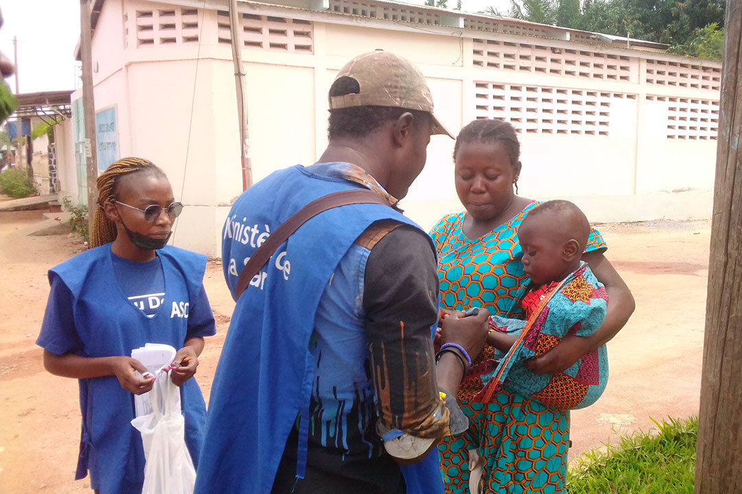 Des vaccinateurs marquent le doigt d'un enfant ayant reçu le vaccin oral contre la poliomyélite à Kodomé, quartier situé à l’ouest de Lomé, le 18 août 2022. Crédit : Nephthali Ledy