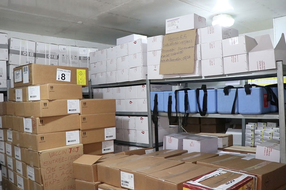 Stock de vaccins RR contre la rougeole en attente de déploiement. Crédit : Rosie Pioth
