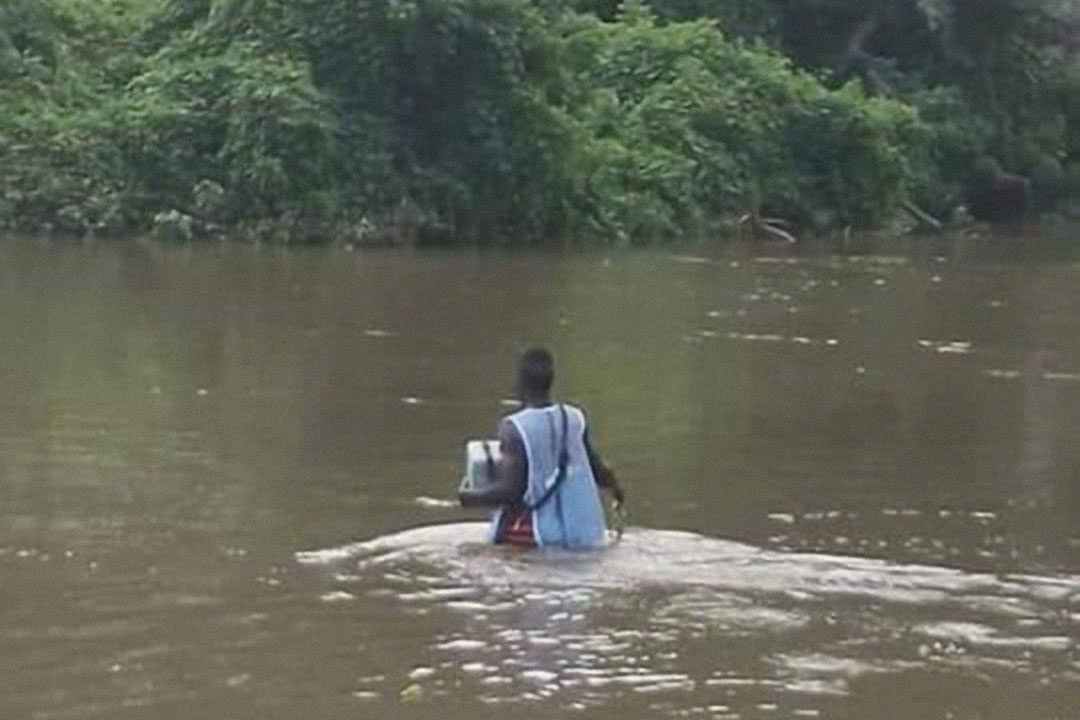 Pour vacciner les populations, les agents vaccinateurs doivent parfois faire face à des conditions météorologiques extrêmes. Crédit : PEV Cameroun