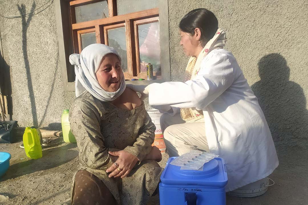 Paramedic Amina Bano takes part in the door-to-door vaccination campaign in Batalik, India. Photo credits: Nasir Yousufi