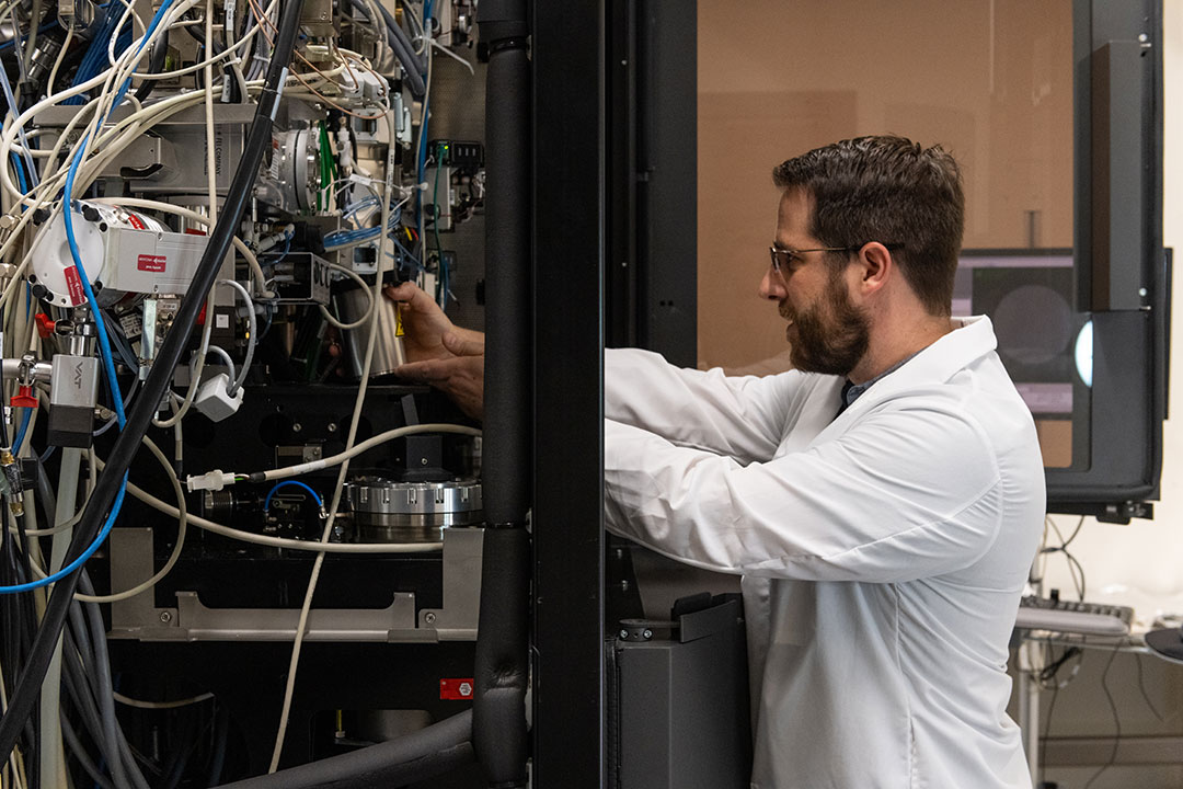 Professor Jason McLellan in the Sauer Lab at The University of Texas at Austin. Credit: Vivian Abagiu