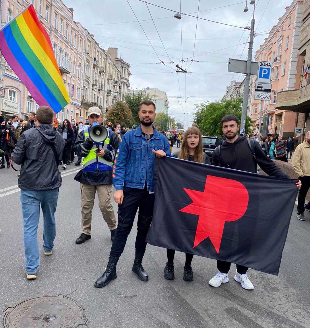 Borys Grachov et deux de ses collègues tiennent le drapeau parajuridique lors de la marche des fiertés (Gay Pride) de Kiev en septembre 2021. Photo: National Paralegal Hub