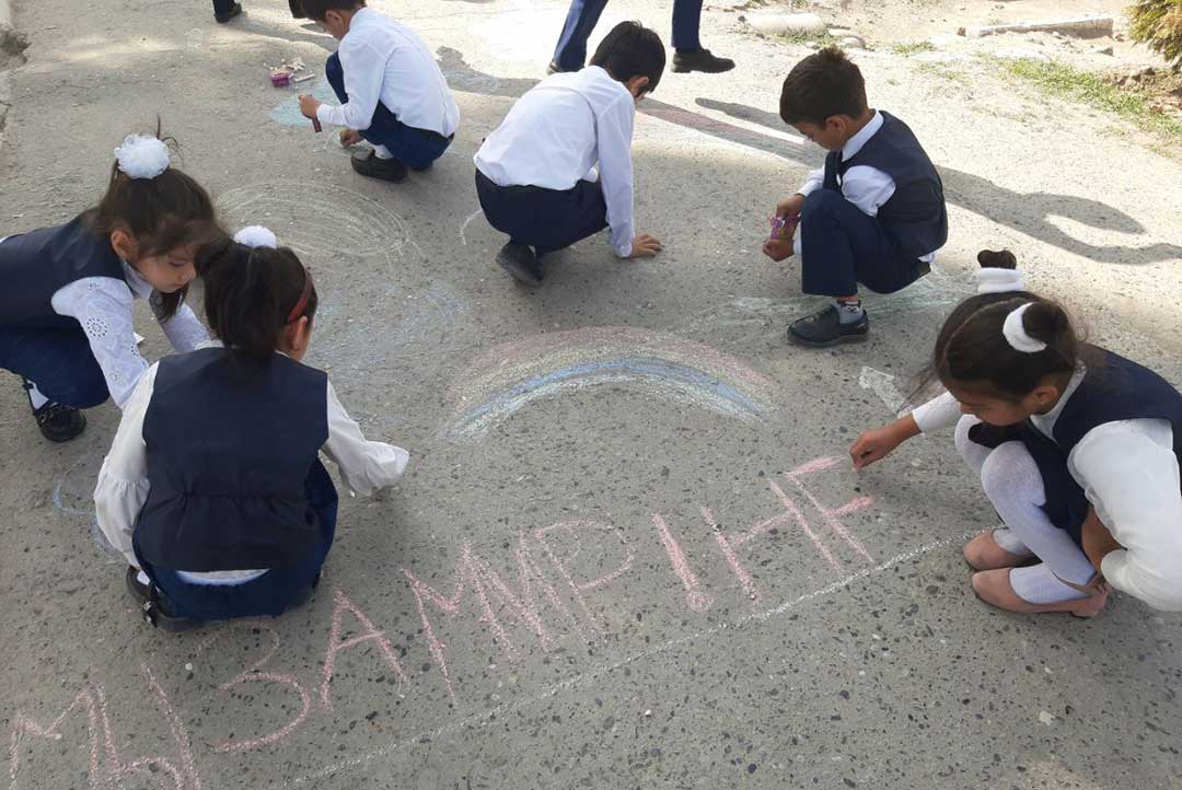 Pupils during a drawing competition at secondary school No. 11 in Margilan. Credit: Umida Maniyazova