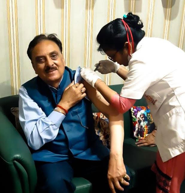 Une infirmière administre le vaccin contre la COVID-19 à un homme de 68 ans dans un hôpital de Meerut, en Inde.