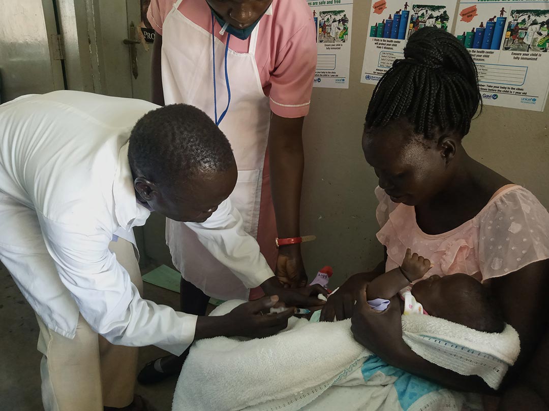 A vaccinator administering vaccine to a child in Munuki Health Canter. Credit: Winnie Cirino