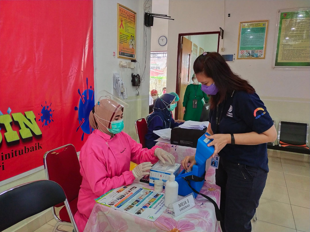 Dr Olivi Ondchintia Putilala Silalahi, WHO Indonesia national professional officer for routine immunization, inspects a COVID-19 vaccination site in Indonesia. © WHO/Indonesia