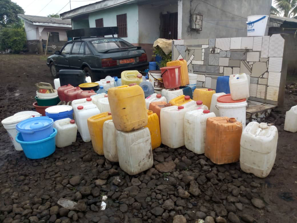 Des habitants du quartier de Bomaka à Buea, dans le sud-ouest du Cameroun, alignent des conteneurs pour aller chercher de l'eau au forage de Luis Nkem lorsque l'électricité sera rétablie. Crédit photo: Luis Nkem