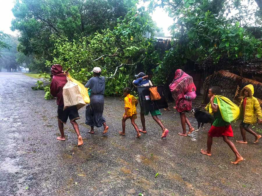 Des gens en fuite lors du passage du cyclone Emnati