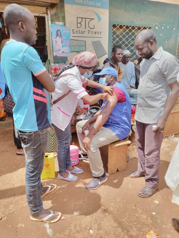 La récente vaccination contre la fièvre jaune a également ciblé les adultes au Cameroun. Crédit : PEV Cameroun